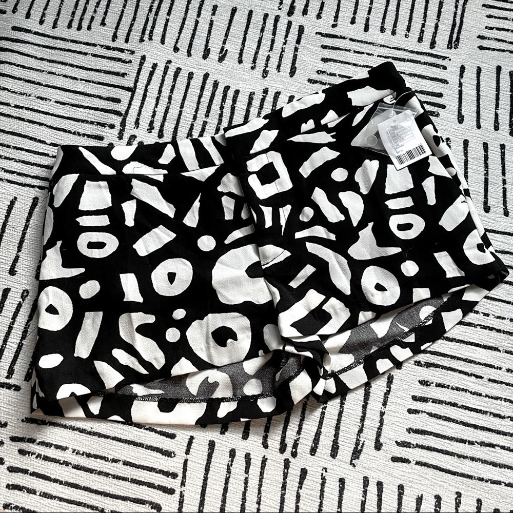 Alice & UO patterned shorts NWT